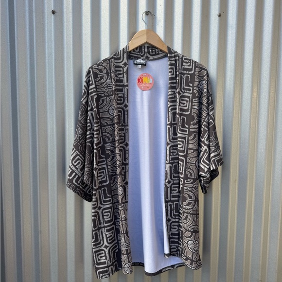 Manuhealii Black and White coverup - Picture 2 of 4